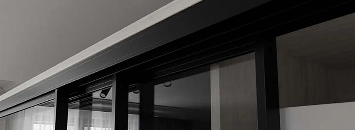 Upper rail of a Bridge 500 sliding wardrobe seen from below Upper rail of a Bridge 500 sliding wardrobe seen from below